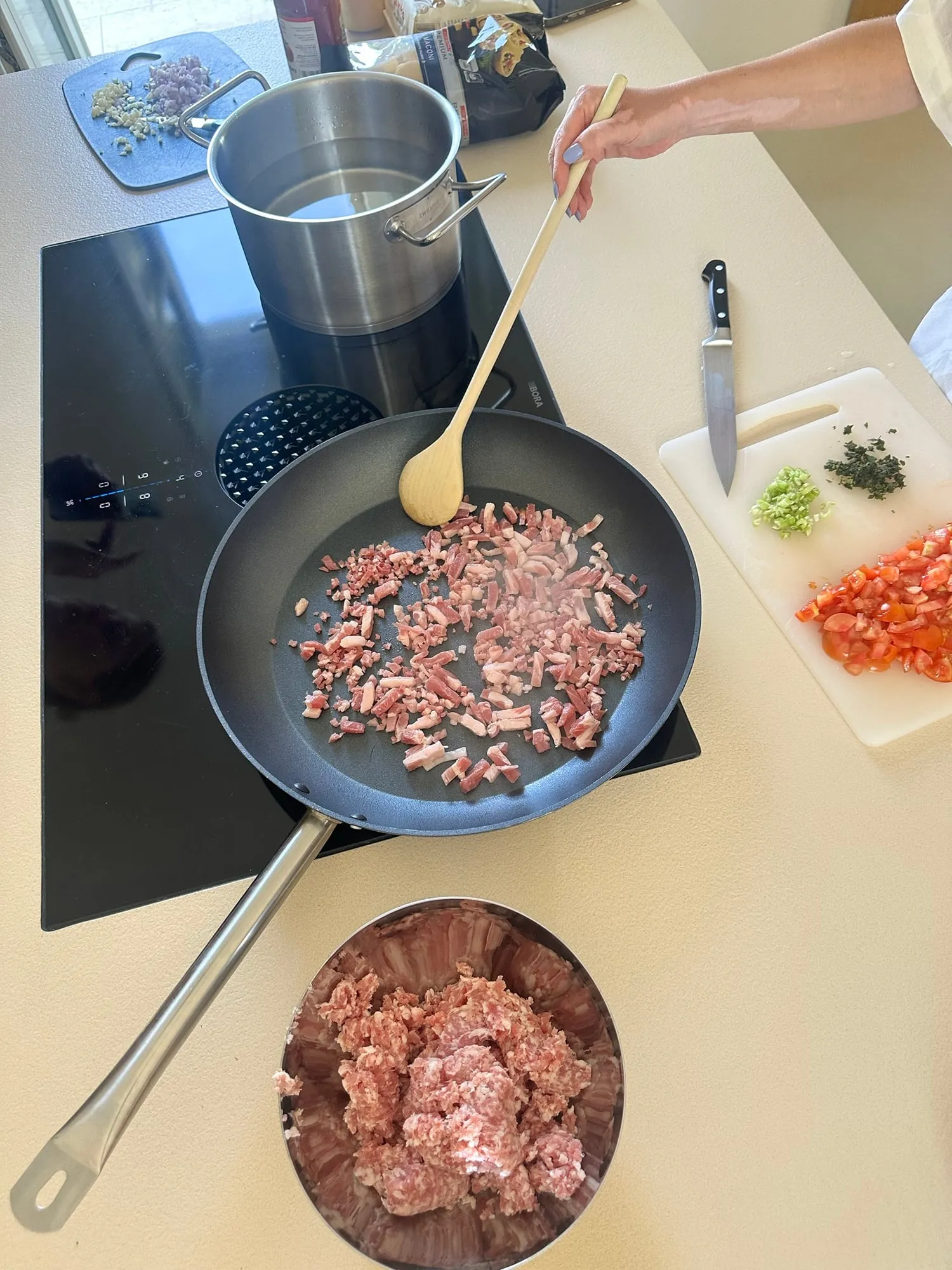 Salsiccia in der Schüssel neben der Pfanne