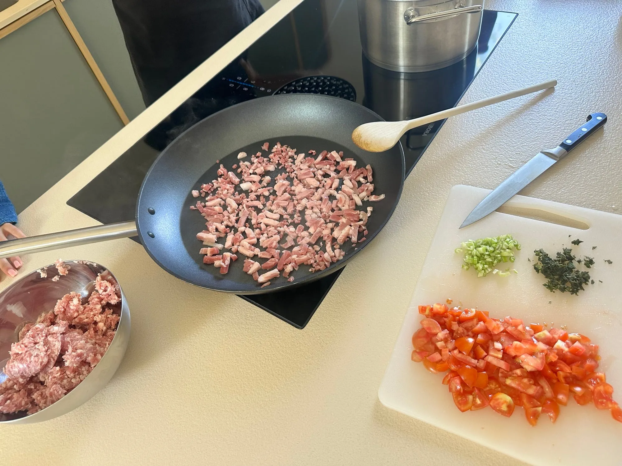 Pfanne und Schneidebrett mit Tomaten