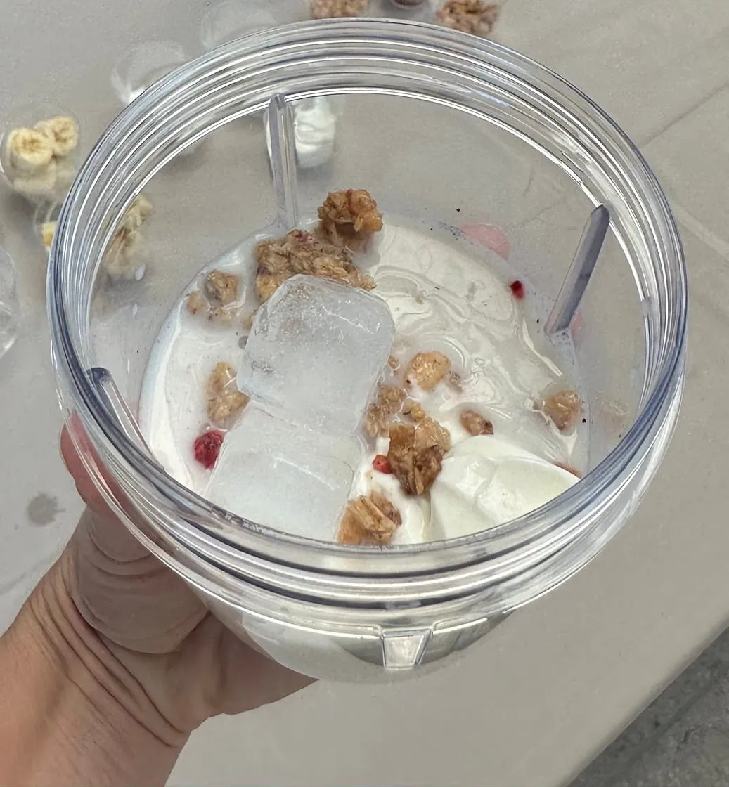 Zutaten im Mixbecher von oben