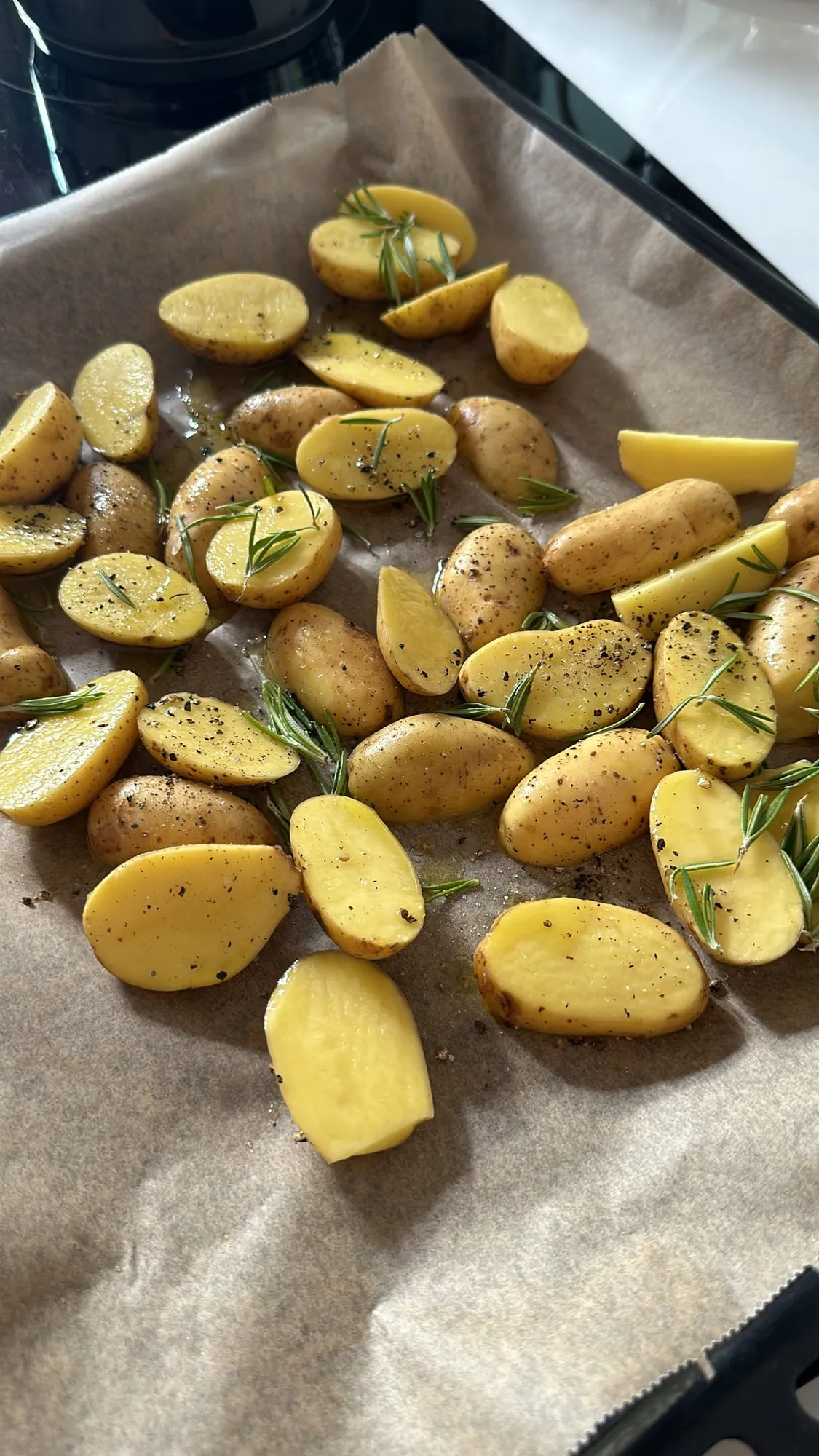 Kartoffeln mit Rosmarin auf dem Blech