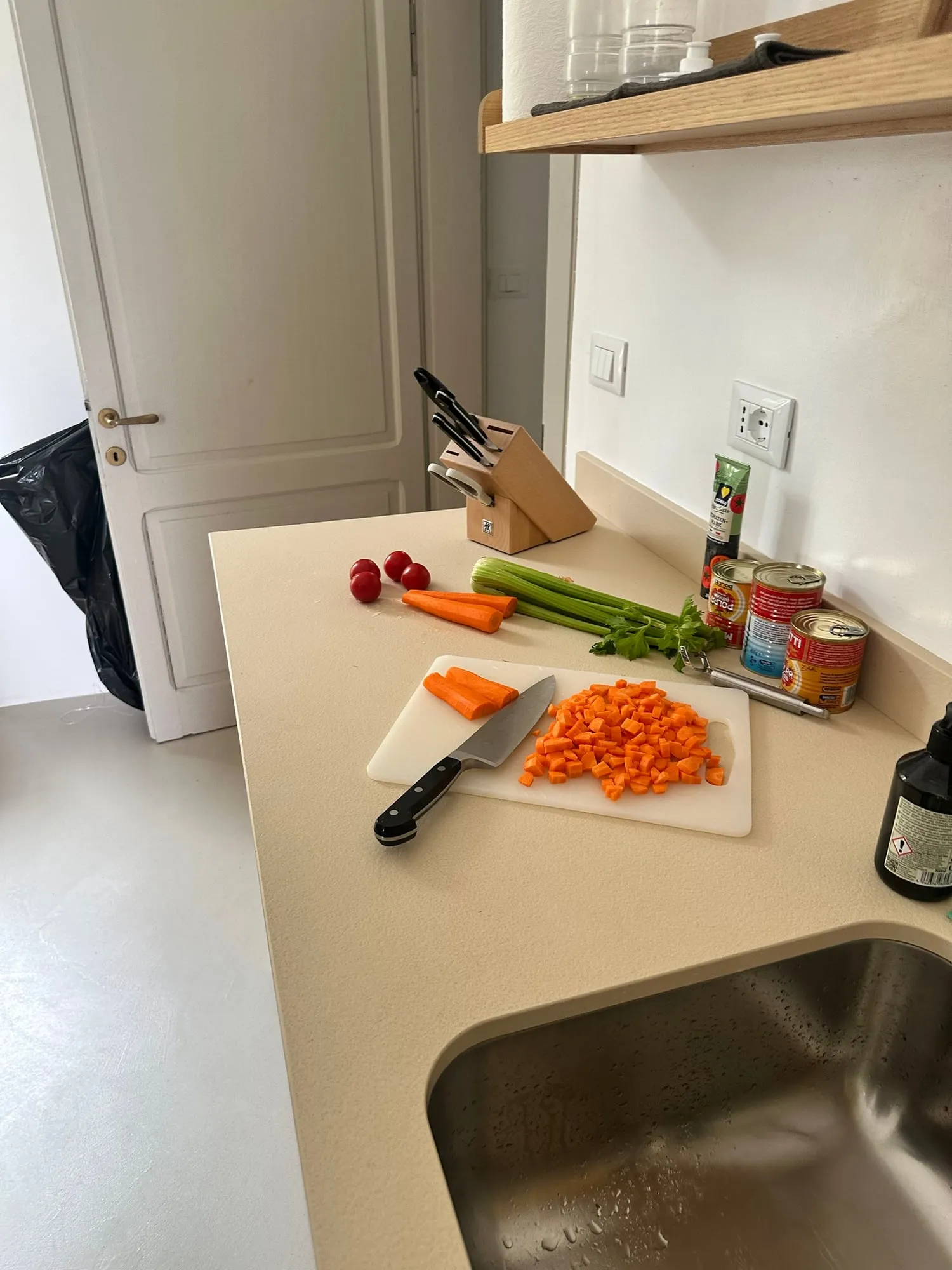 Karotten gewürfelt, Sellerie und Tomatendosen