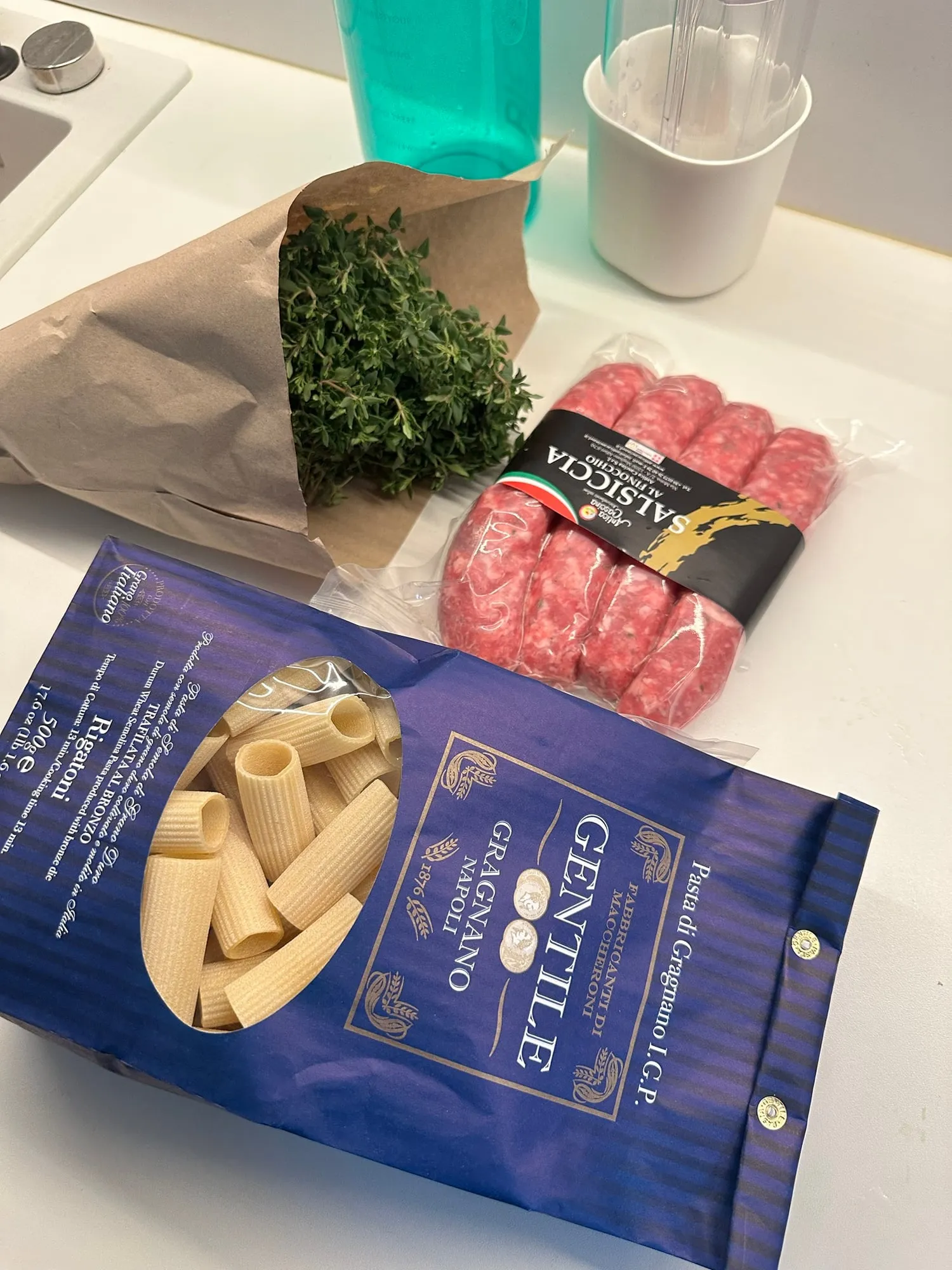 Zutaten: Rigatoni, Salsiccia und Thymian