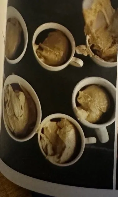 Tassen mit Soufflé-Teig