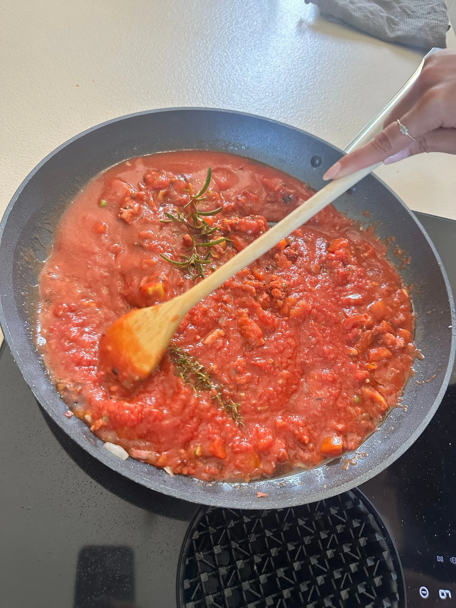 Sugo mit Rosmarin und Thymian