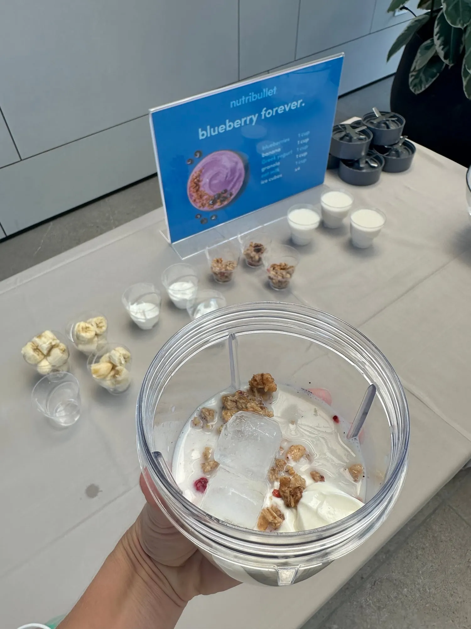 Mixbecher mit Eiswürfeln