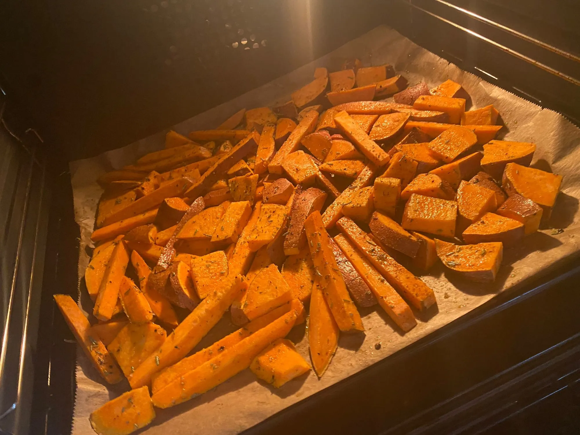 Süßkartoffeln mit Rosmarin im Ofen