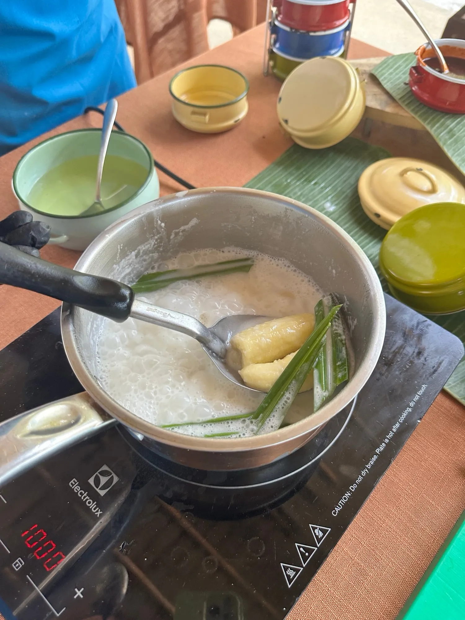 Bananen ziehen in der Kokosmilch