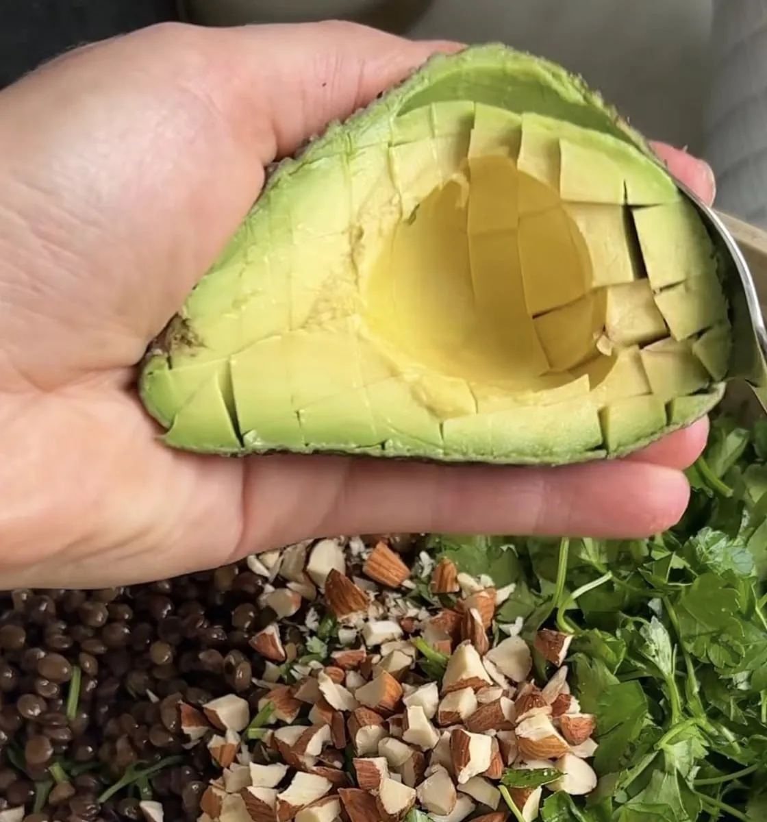 Avocado in die Schüssel löffeln