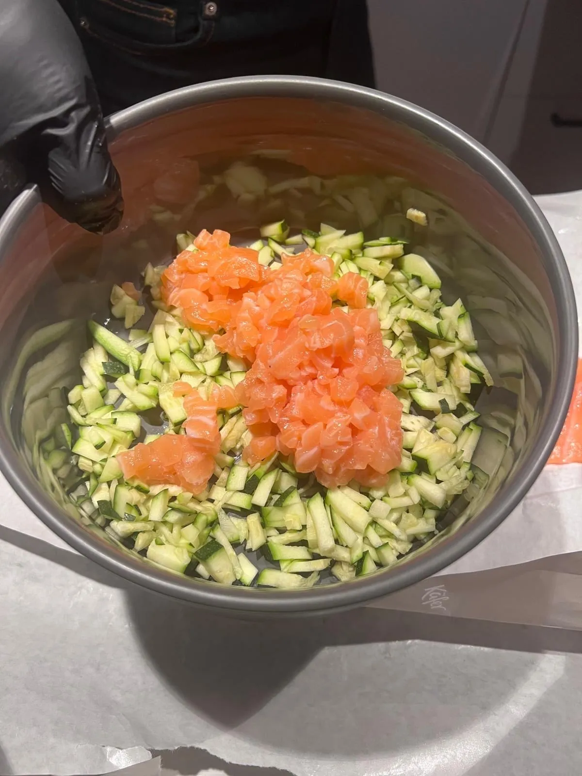 Lachs und Zucchini in der Schüssel