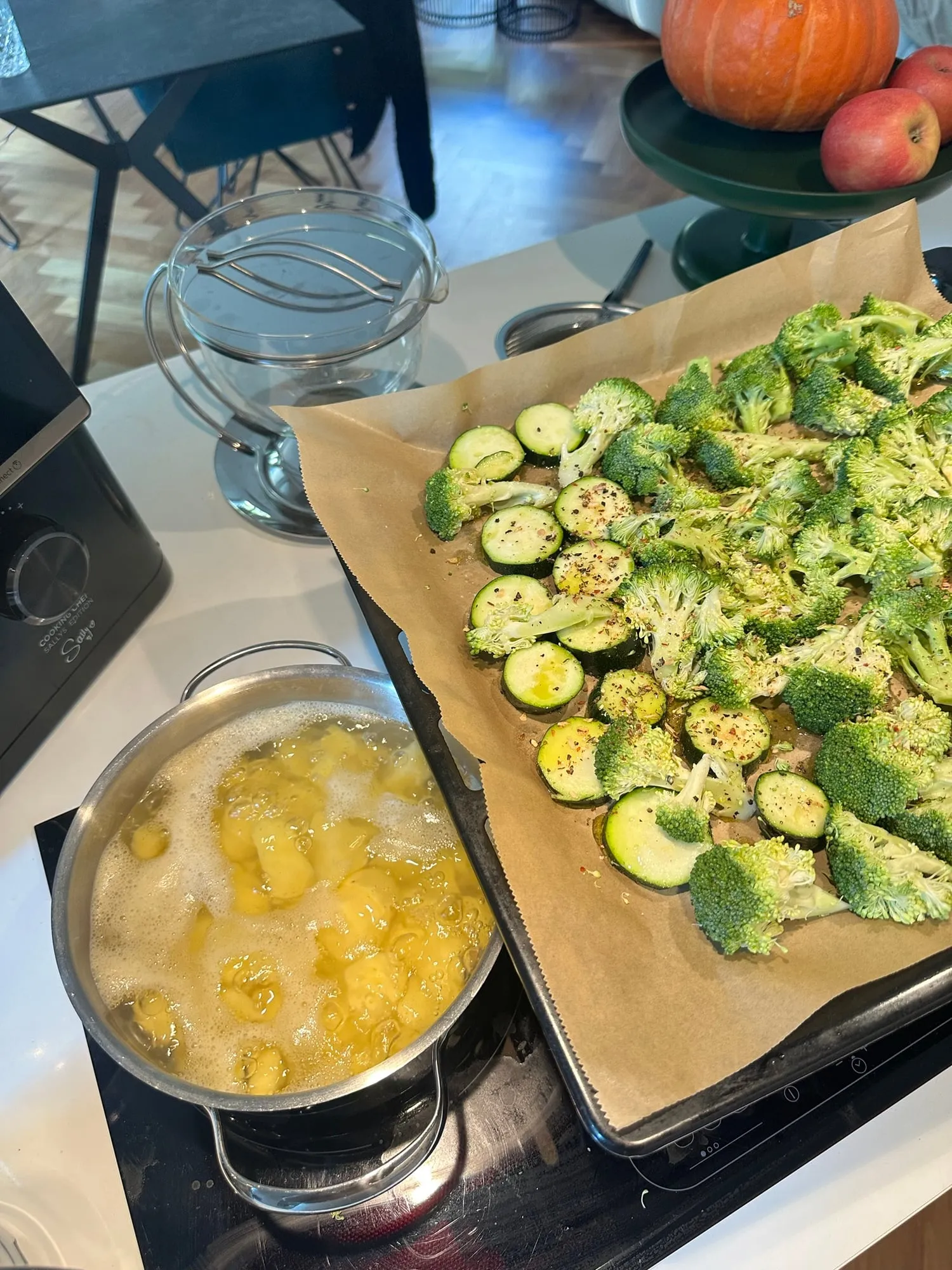 Brokkoli und Zucchini auf dem Blech, daneben die Kartoffeln