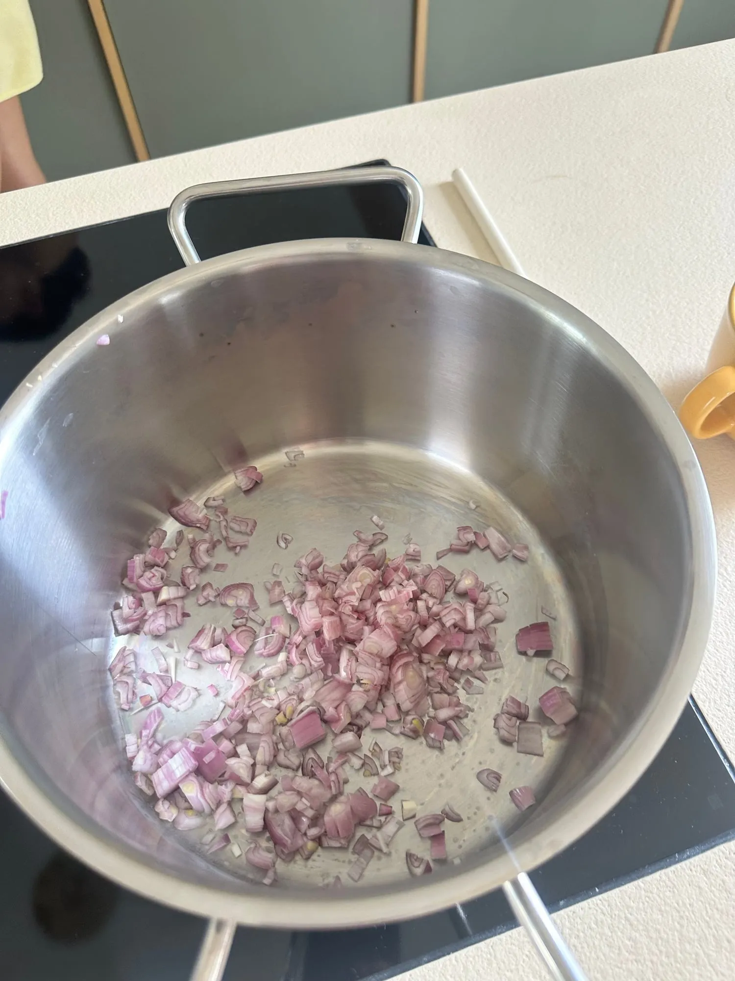 Schalotten im Topf