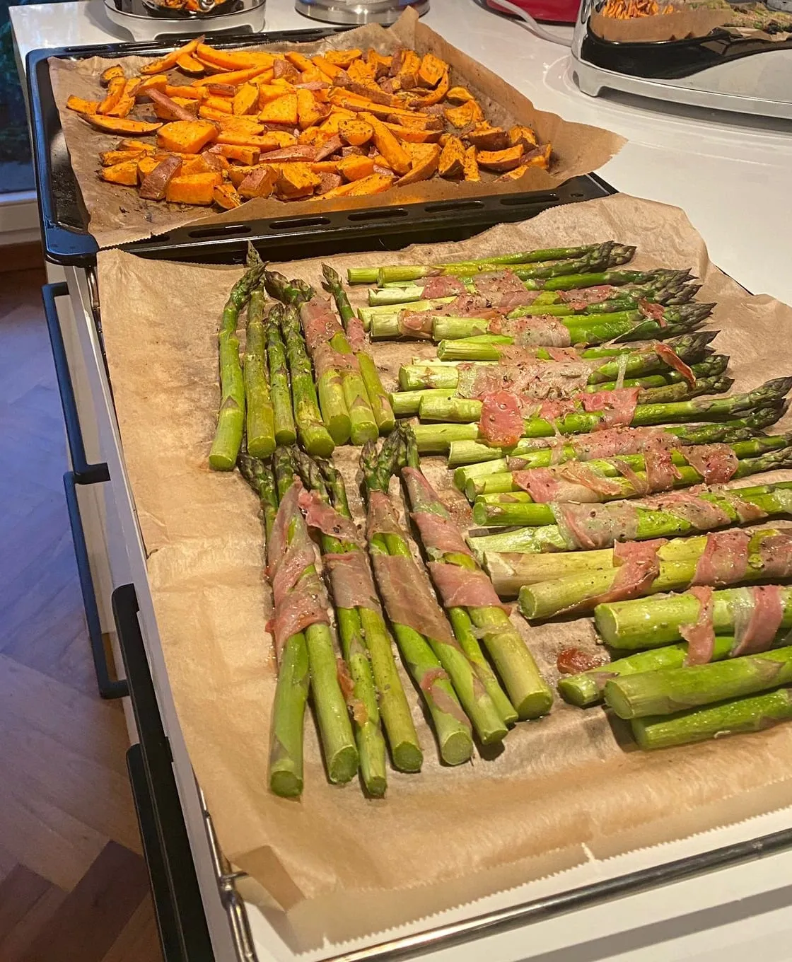 Spargel und Süßkartoffeln auf den Blechen