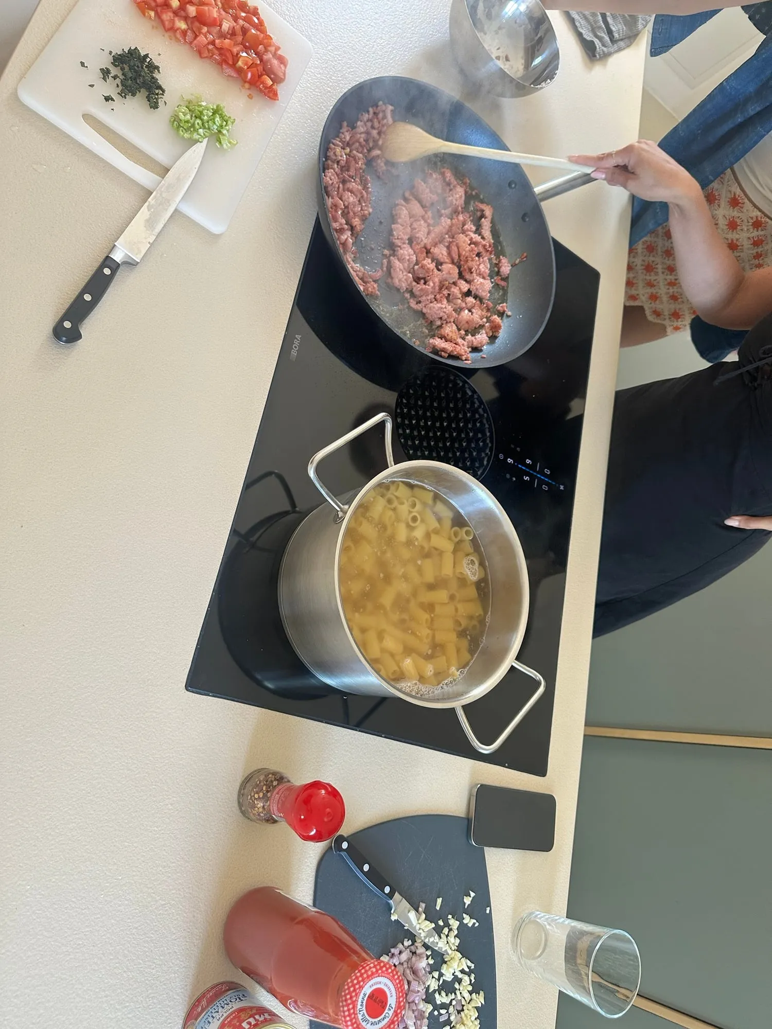 Pasta und Salsiccia auf dem Herd
