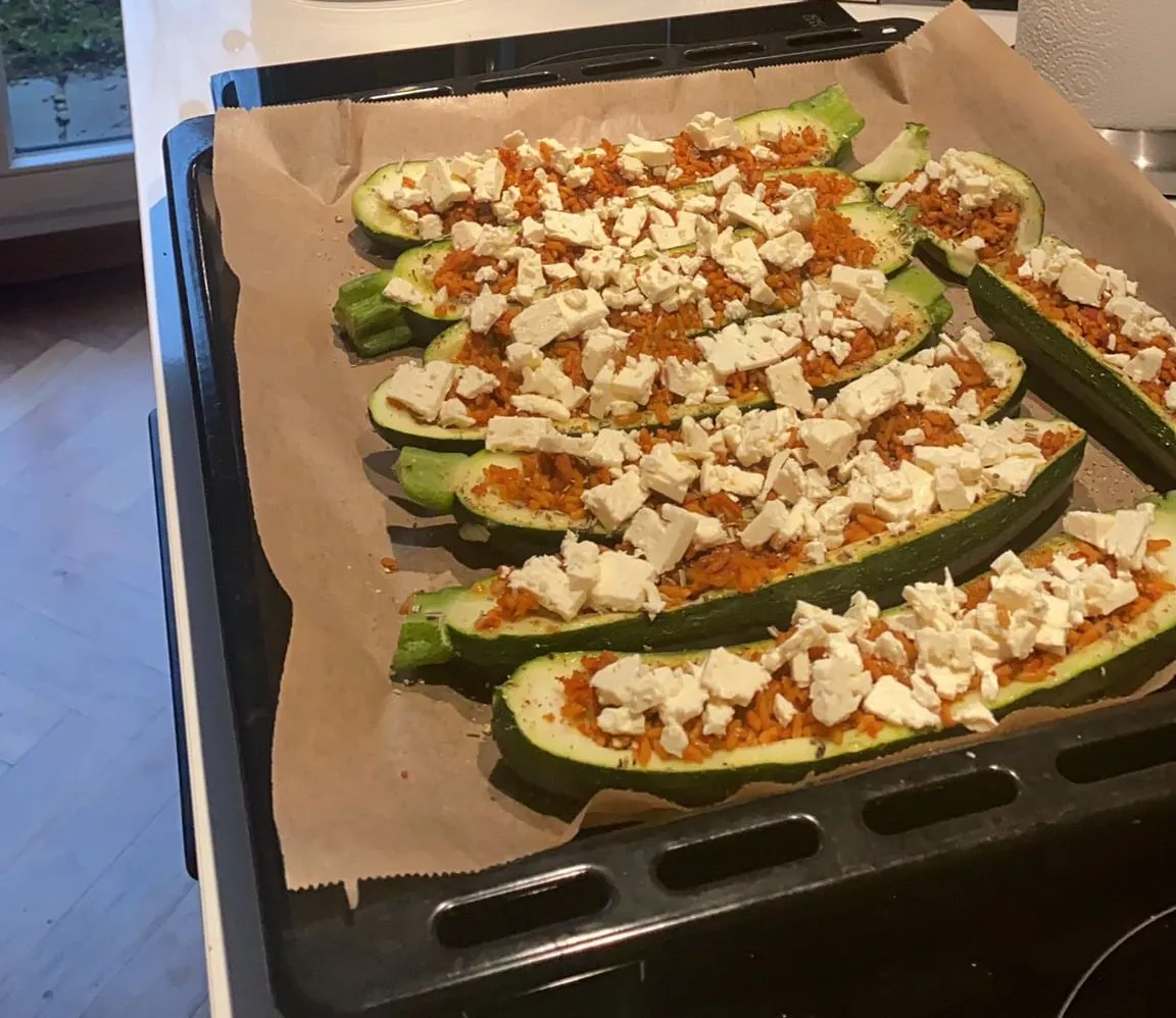 Mit Hirtenkäse bestreut