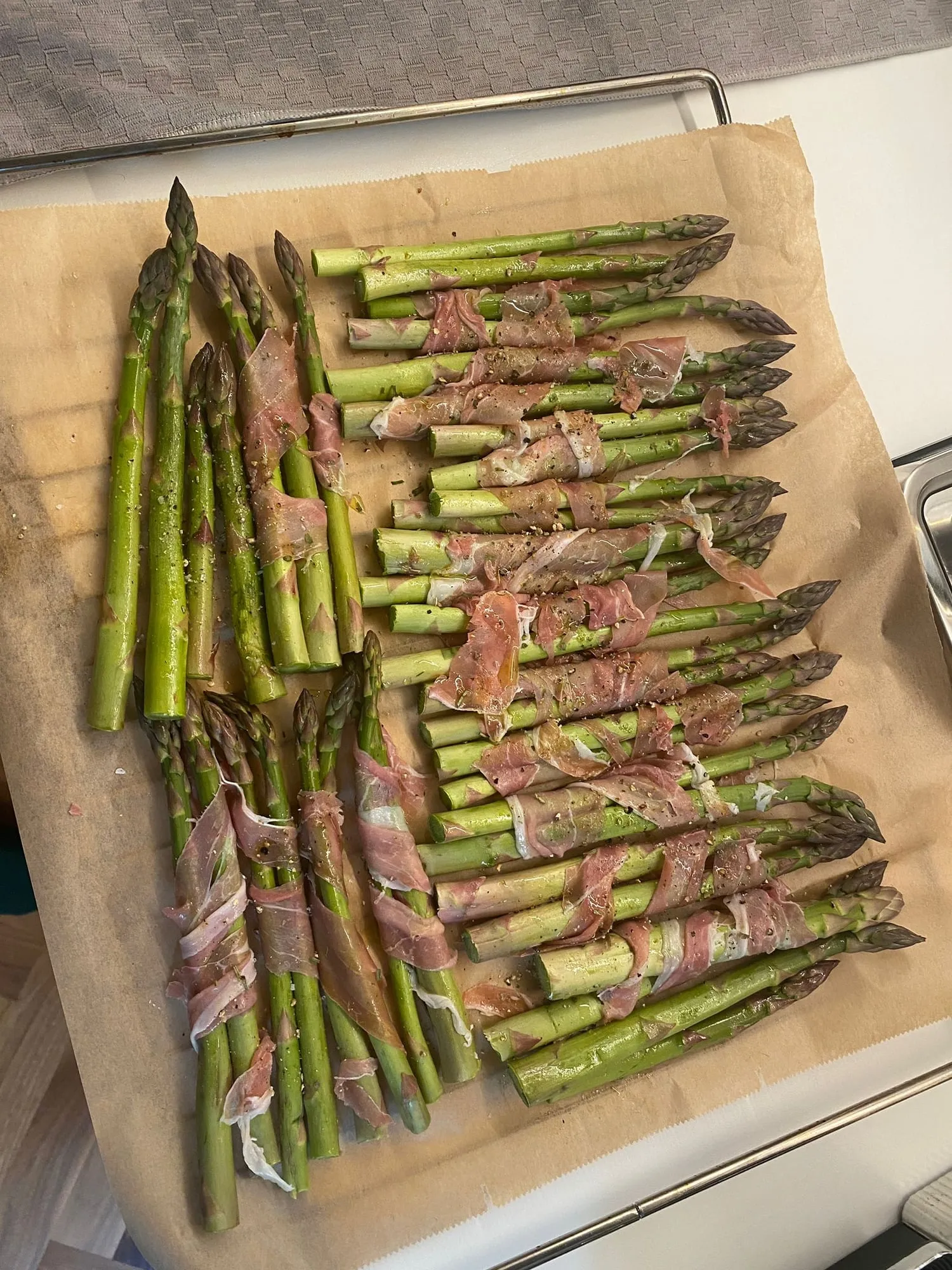 Spargel im Schinkenmantel vor dem Backen
