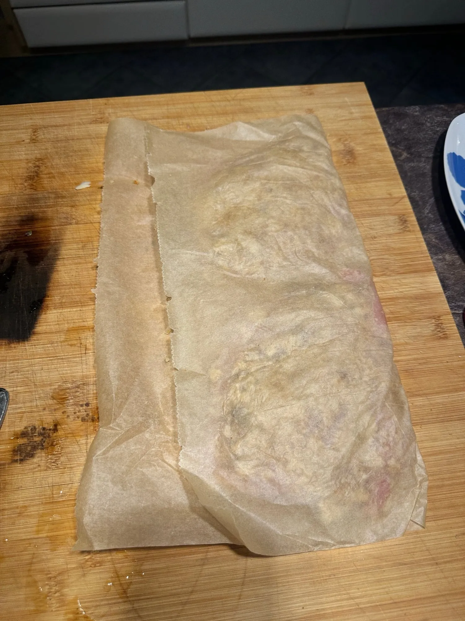 Hähnchen zwischen Backpapier plattieren