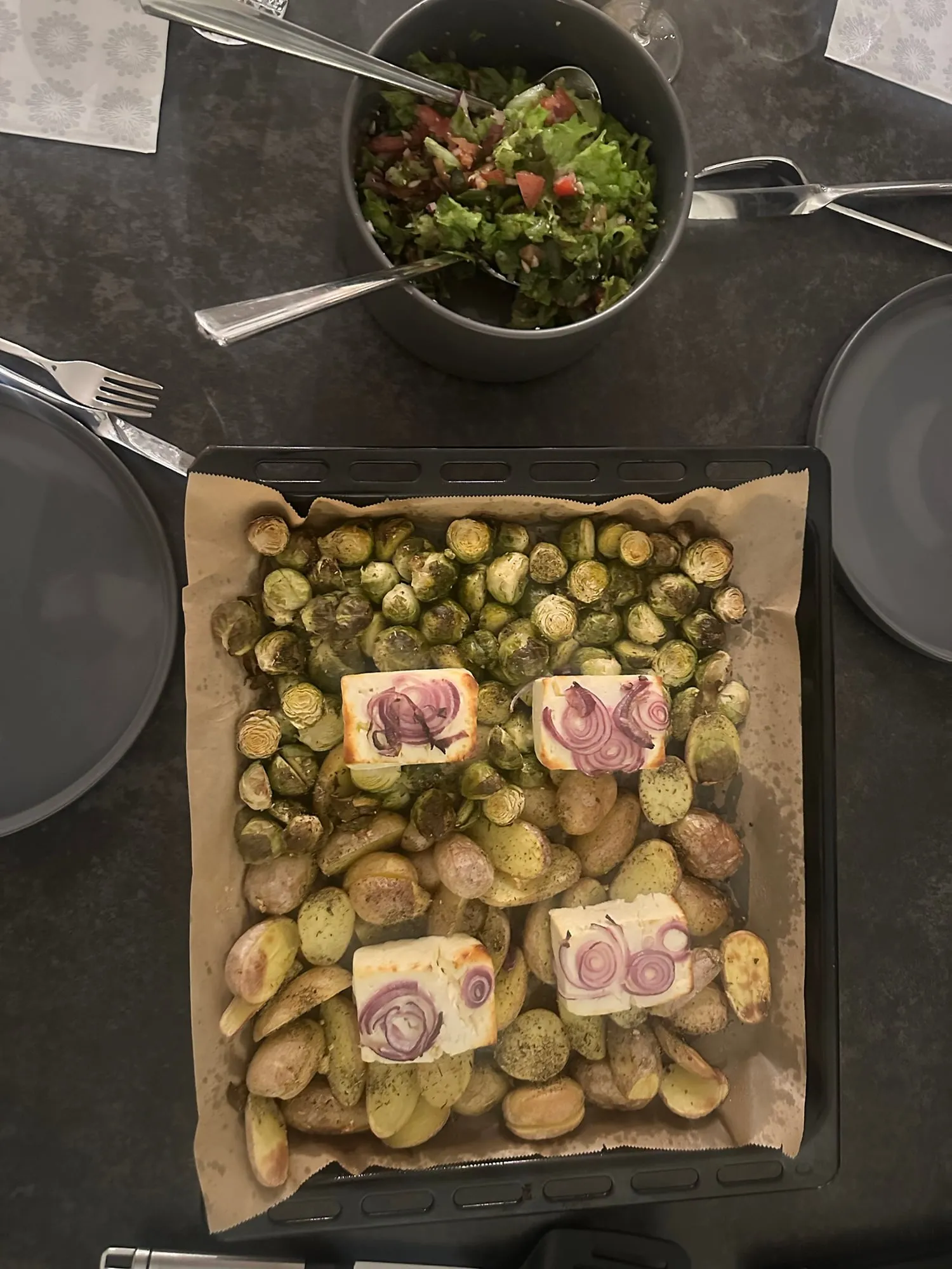 Blech mit Hirtenkäse, Rosenkohl und Kartoffeln