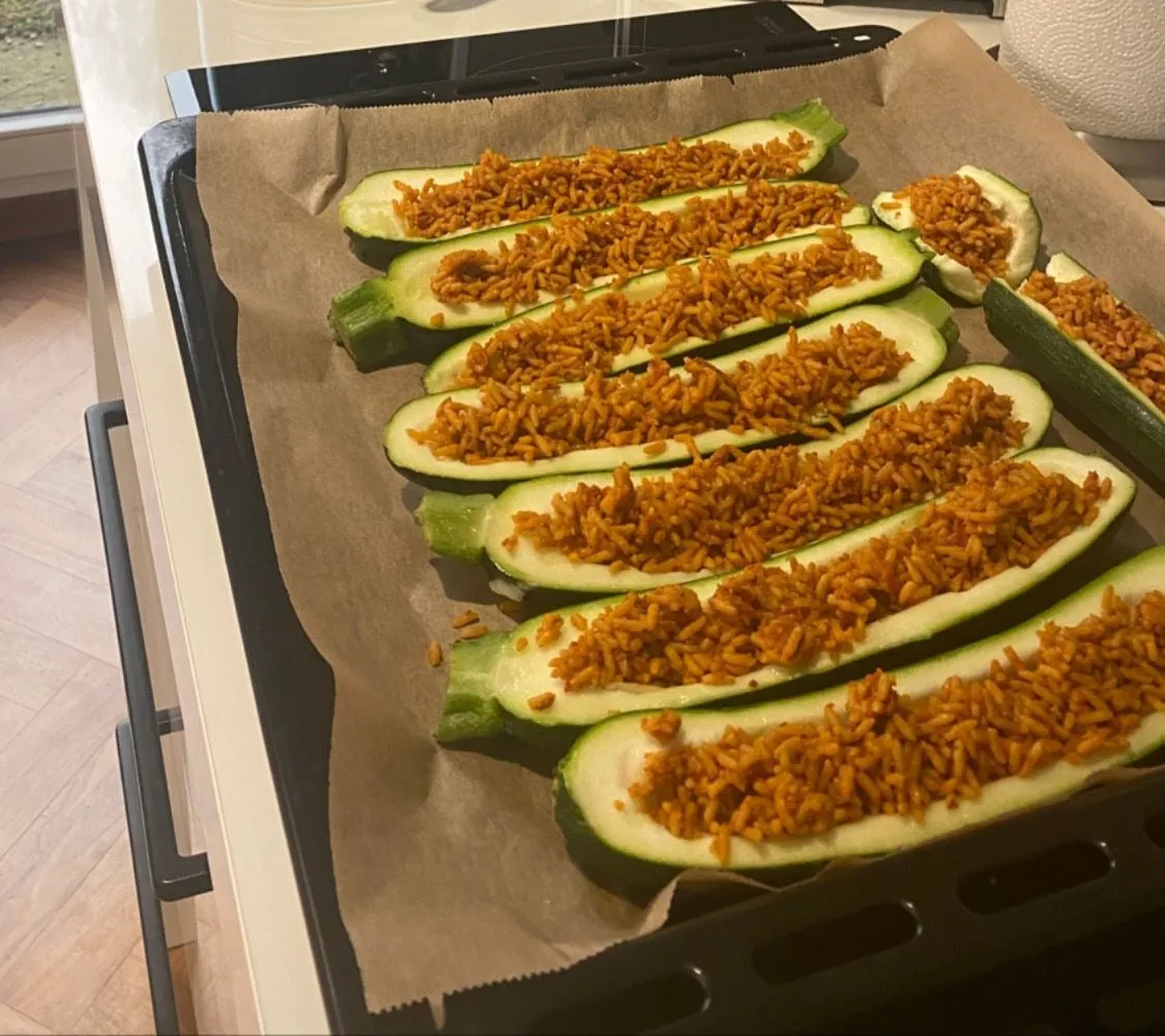 Zucchini mit Tomatenreis gefüllt