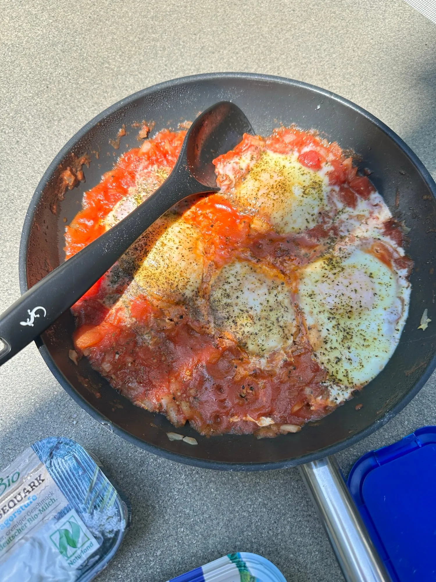 Eier stocken in der Tomatensauce