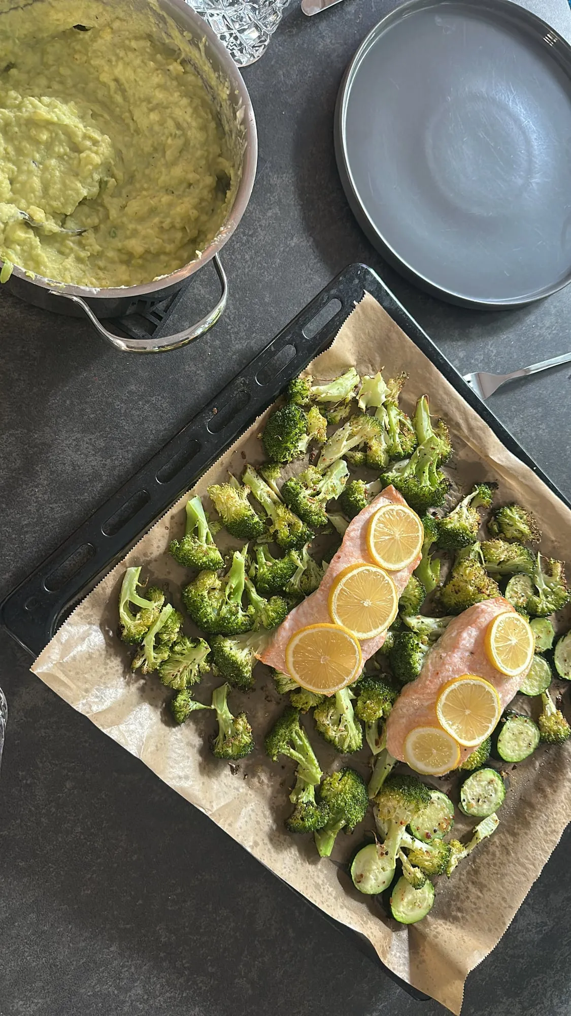 Lachs mit Zitronenscheiben auf dem Gemüse