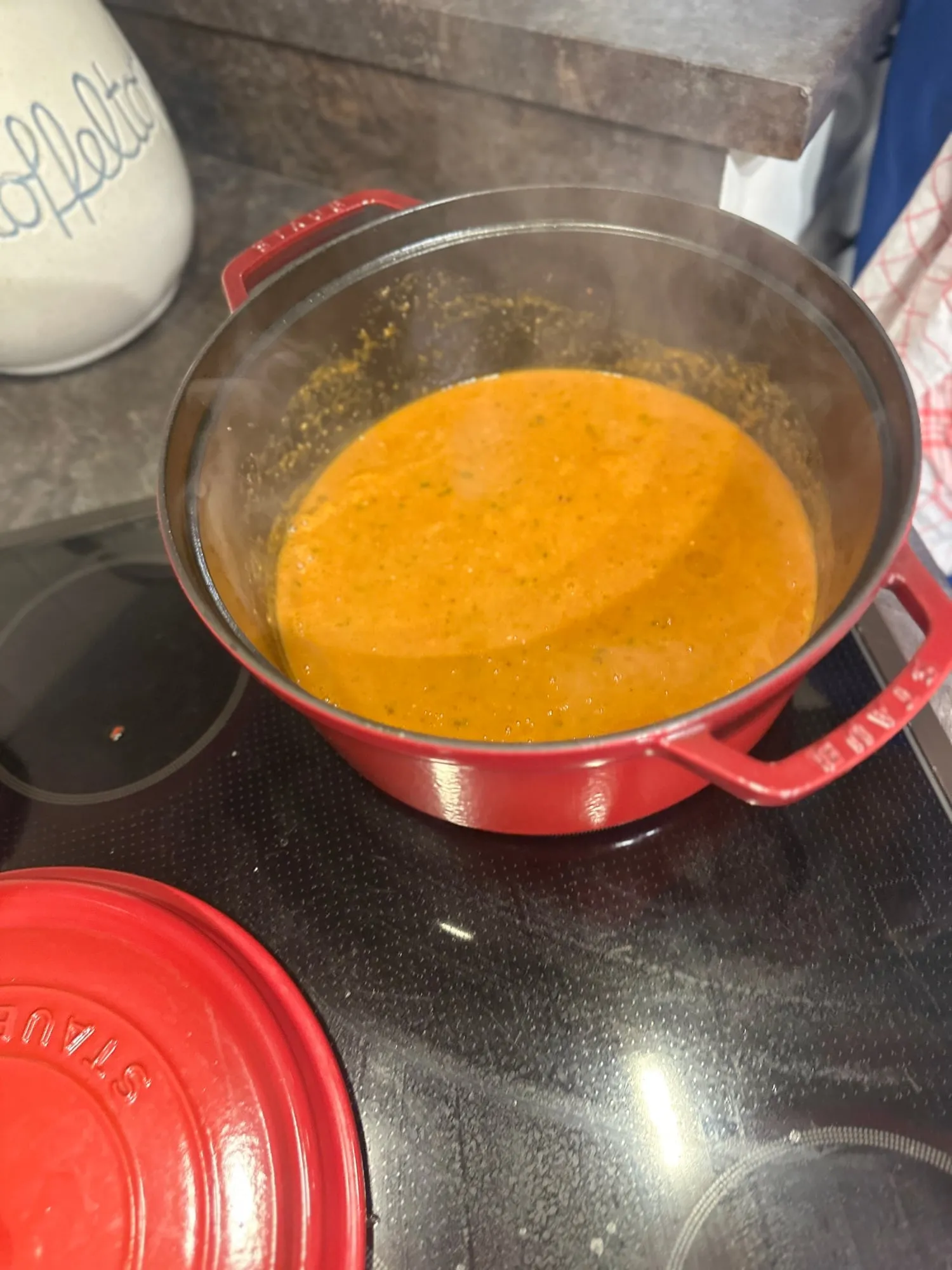 Fertig gemixte Suppe im Topf