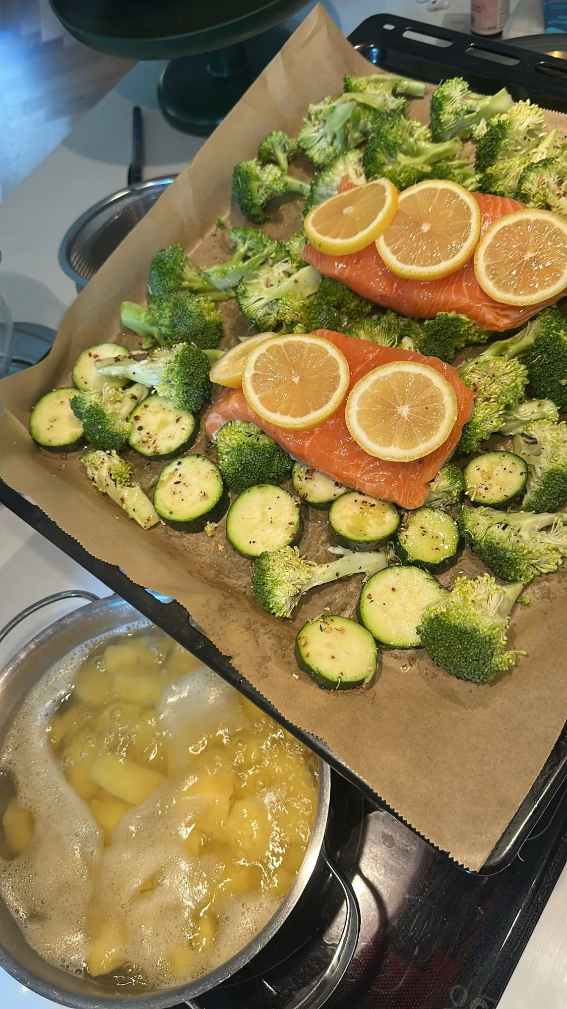 Fertiges Blech und Avocado-Kartoffel-Stampf