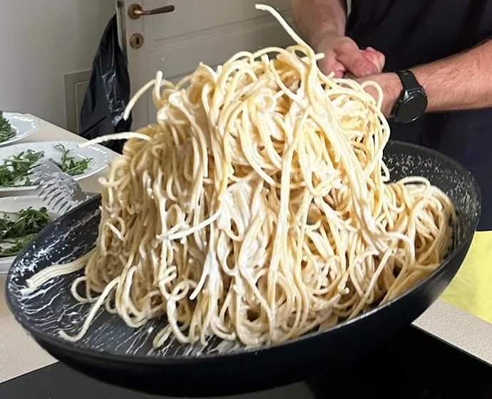 Zitronenpasta in der Pfanne schwenken