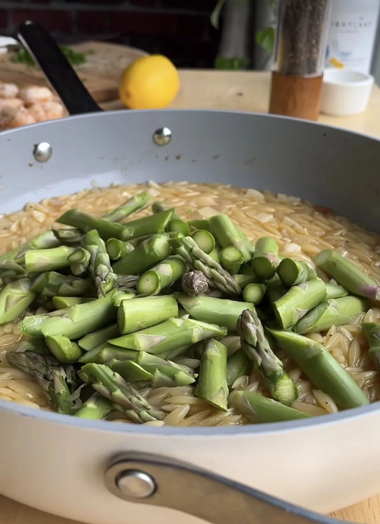Spargel auf dem Orzo