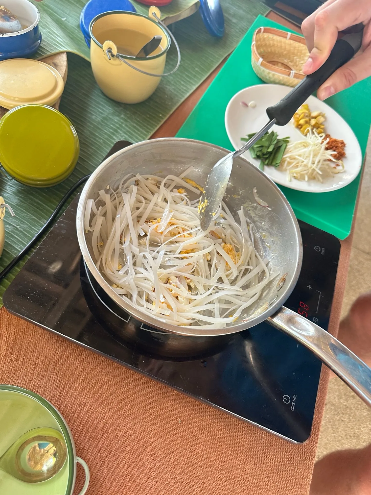 Nudeln und Sojasprossen im Wok