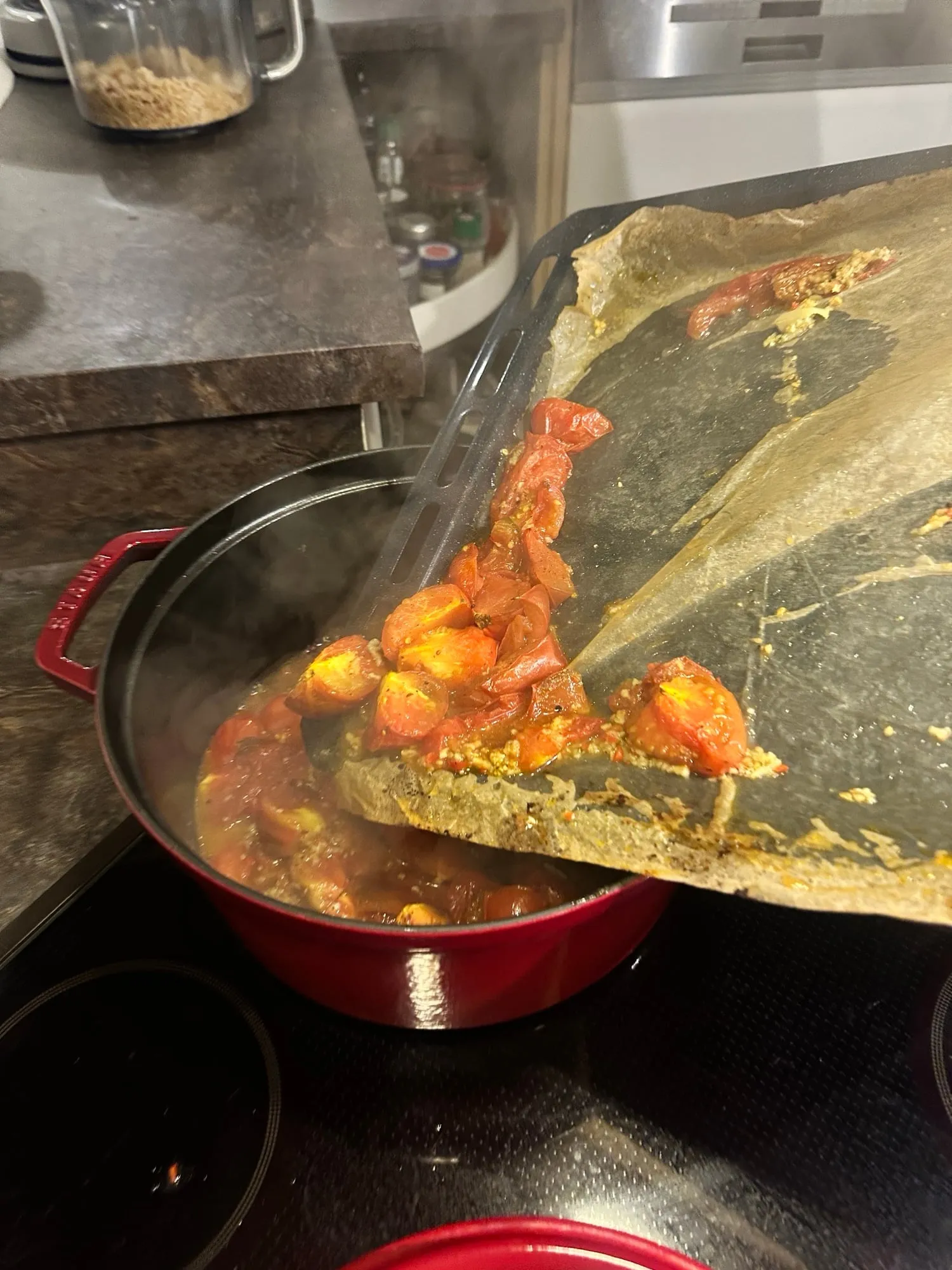 Geröstete Tomaten in den Topf geben