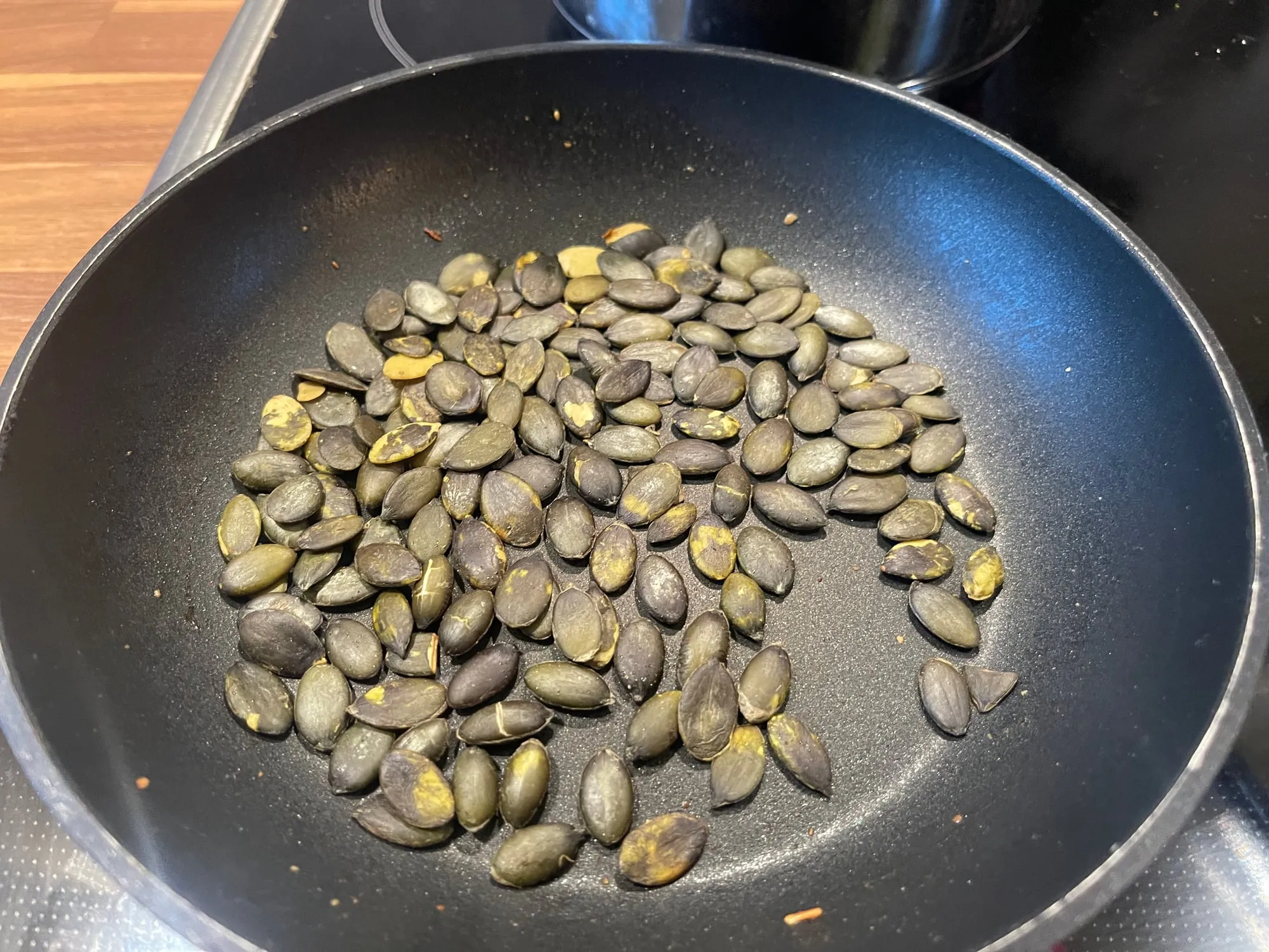 Geröstete Kürbiskerne in der Pfanne
