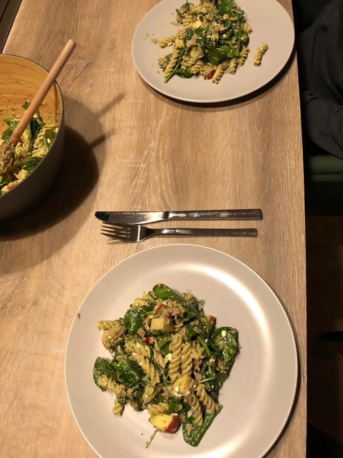 Nudelsalat am Tisch