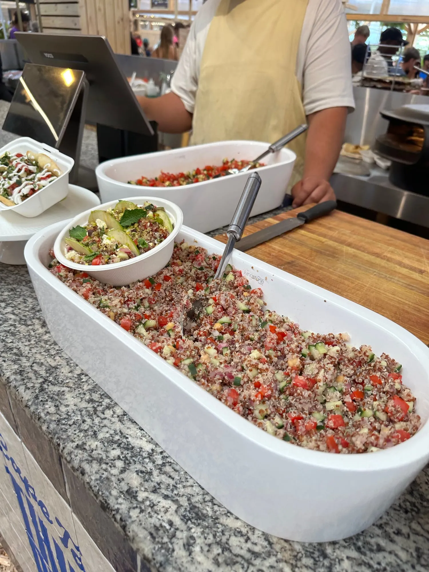 Quinoa-Salat an der Theke