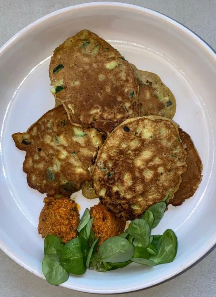 Zucchini-Puffer mit Feldsalat und Paprika-Dip