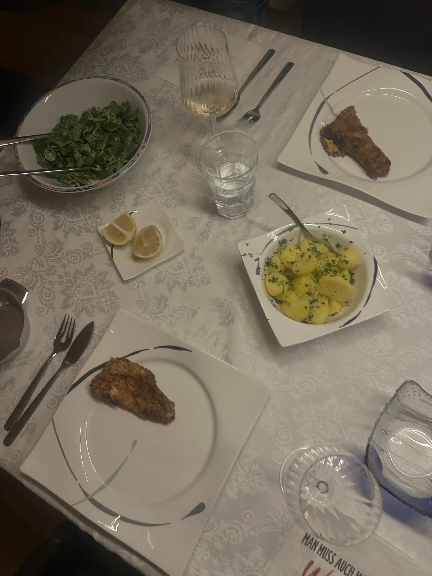 Gedeckter Tisch von der Seite