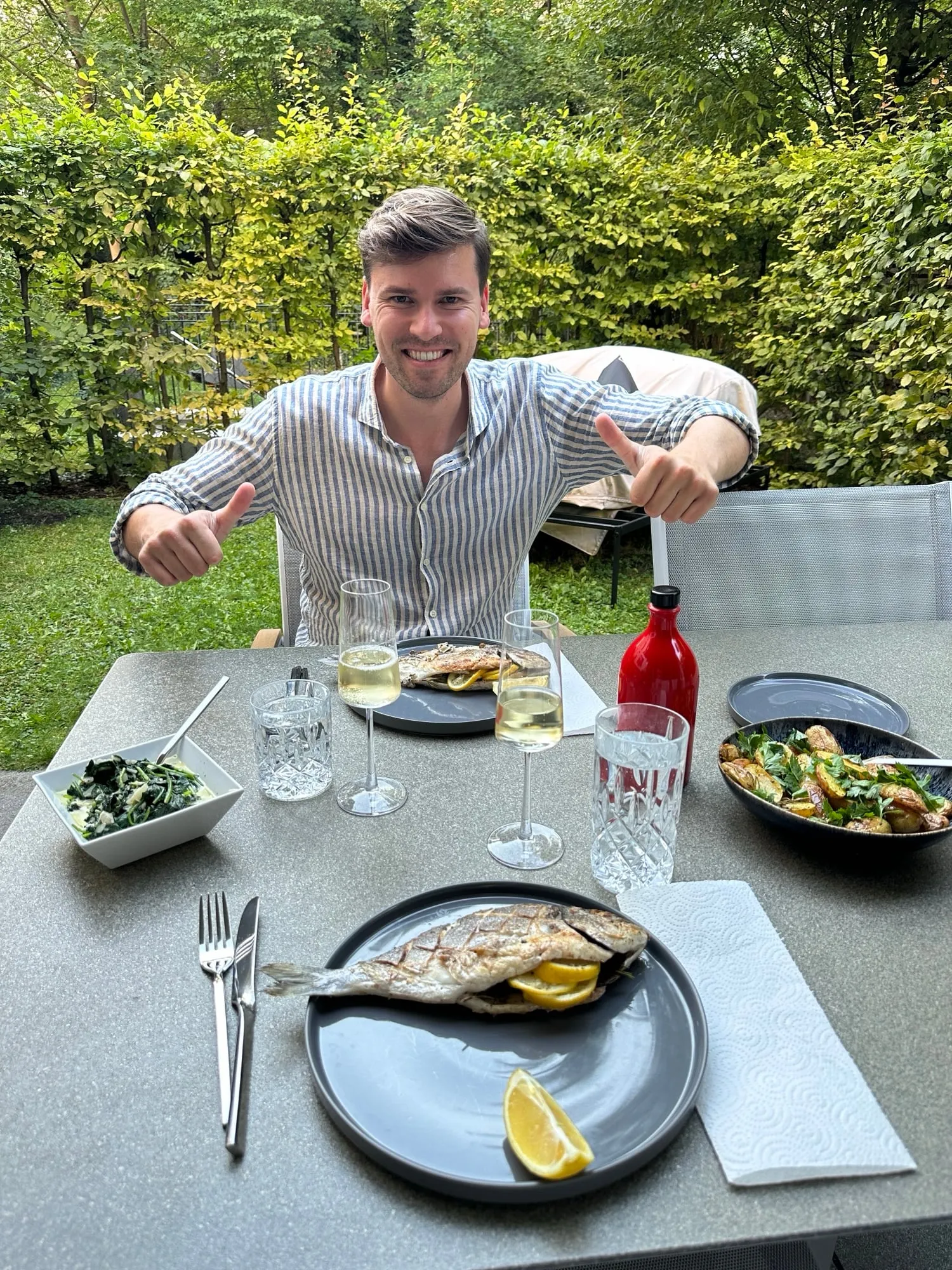 Daumen hoch beim Essen