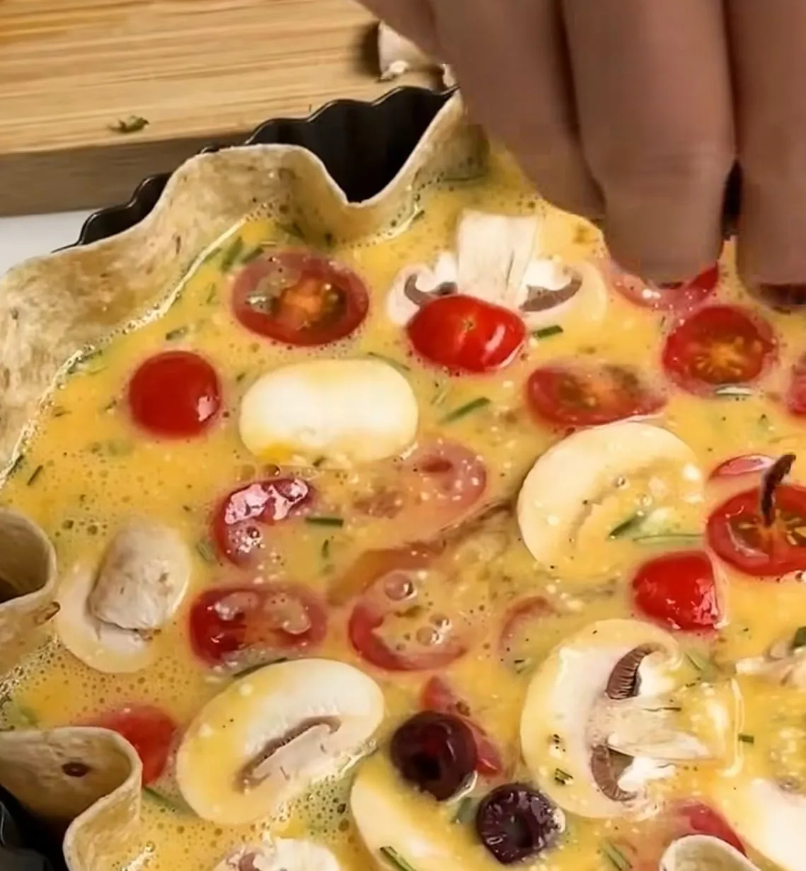 Mit Tomaten, Champignons und Oliven belegt