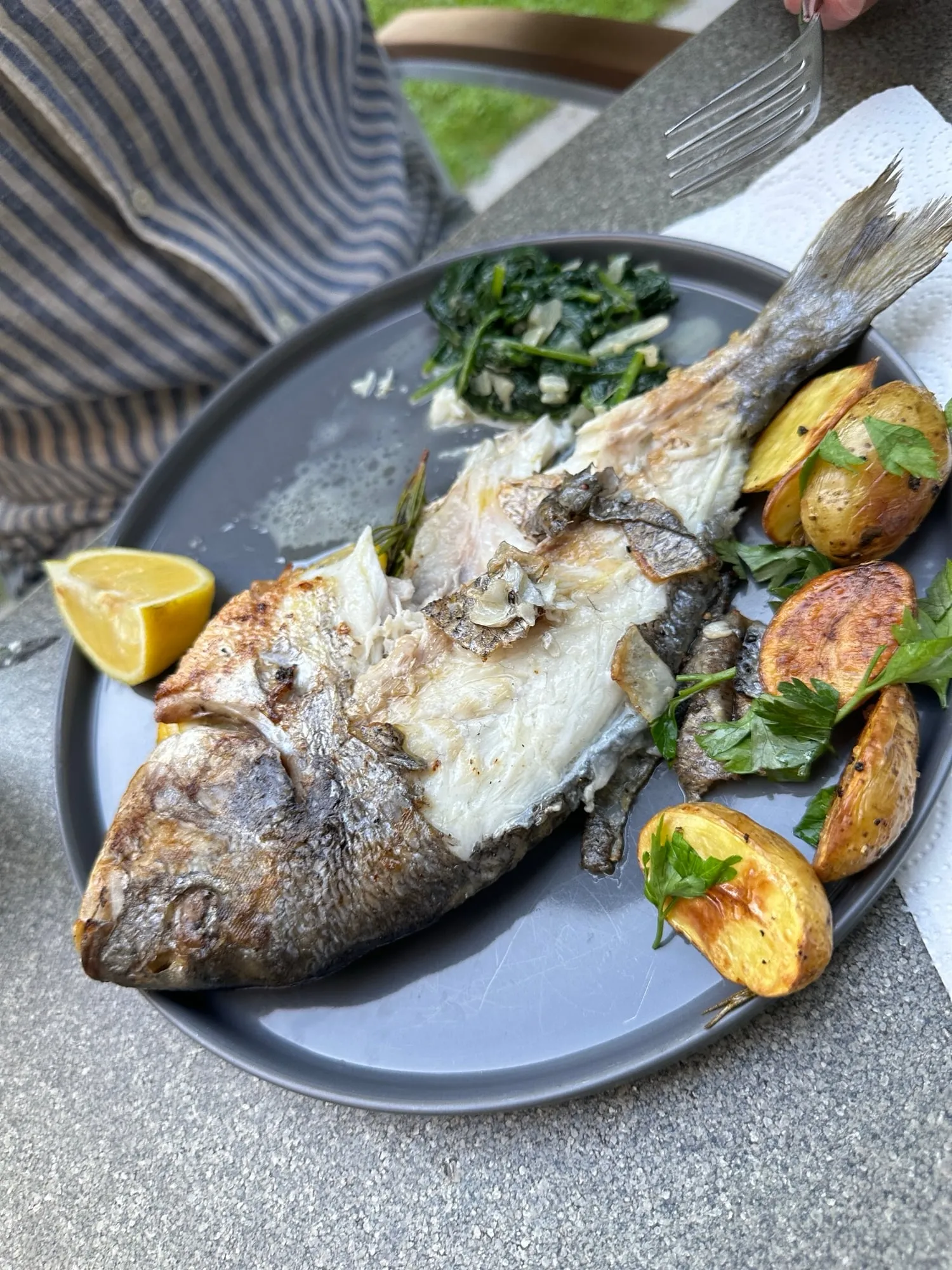 Dorade mit Kartoffeln und Spinat