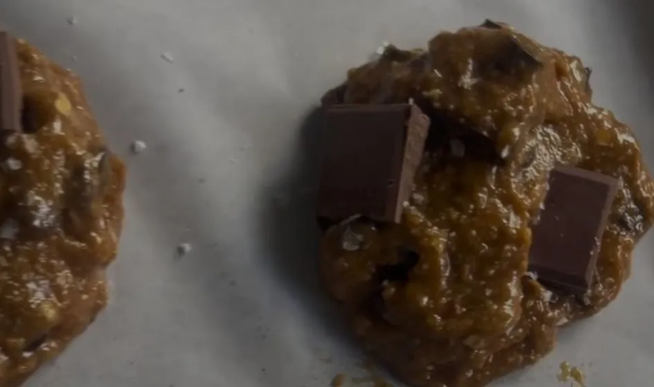 Cookie-Teig mit Schokostücken auf dem Blech