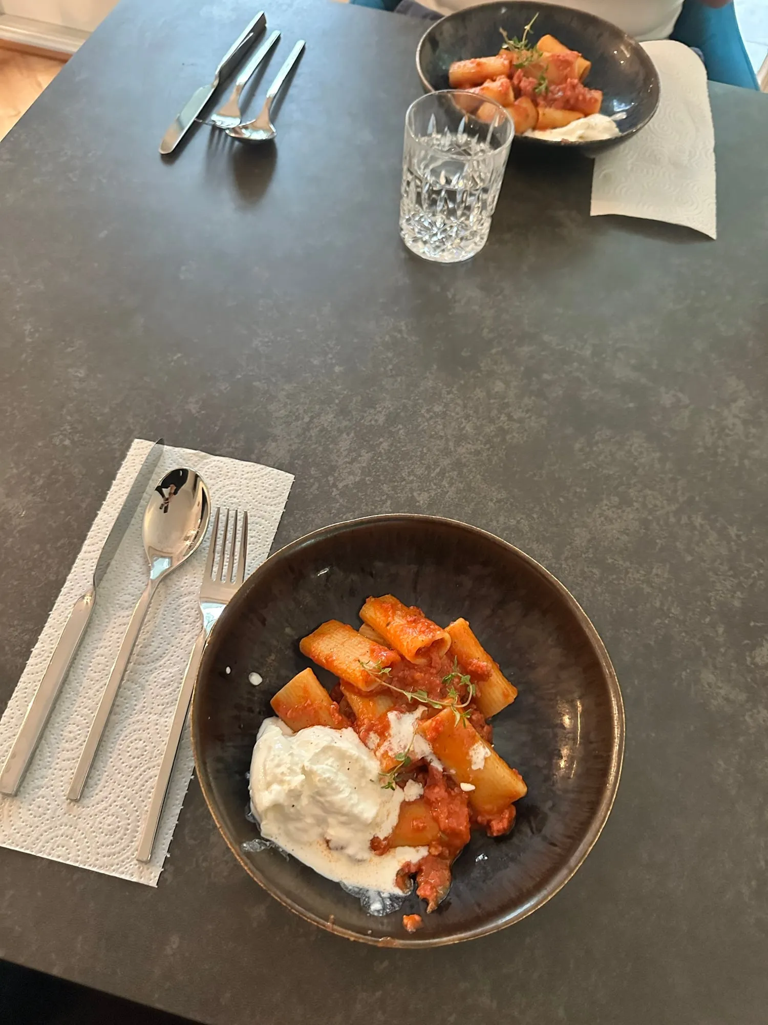Mit Burrata serviert