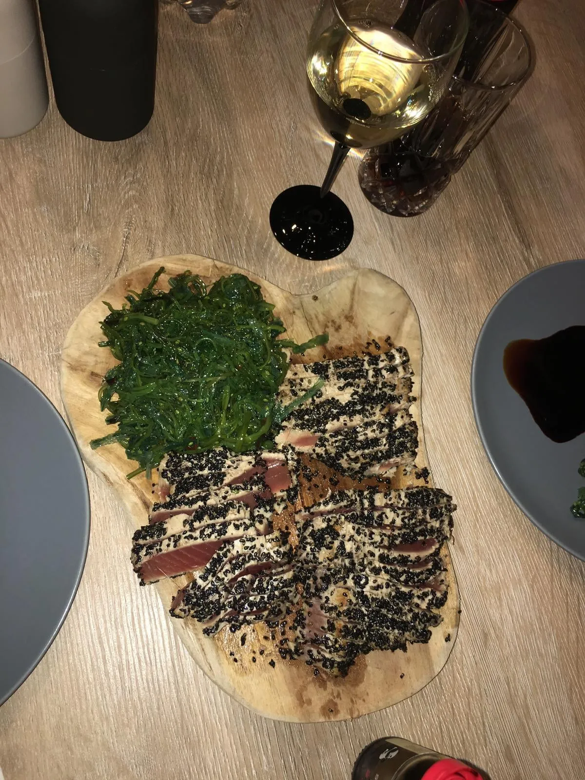 Thunfisch-Tataki mit Wakame-Salat auf dem Holzbrett