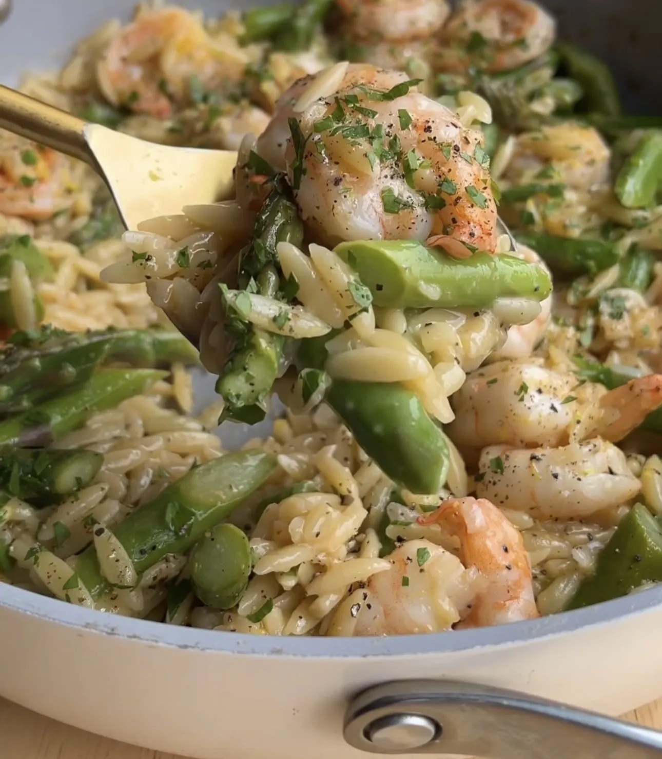 Orzo mit Garnelen und Spargel