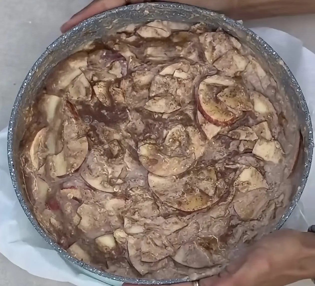 Fertig gebackener Apfelkuchen
