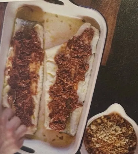 Tomatenpaste auf dem Kabeljau