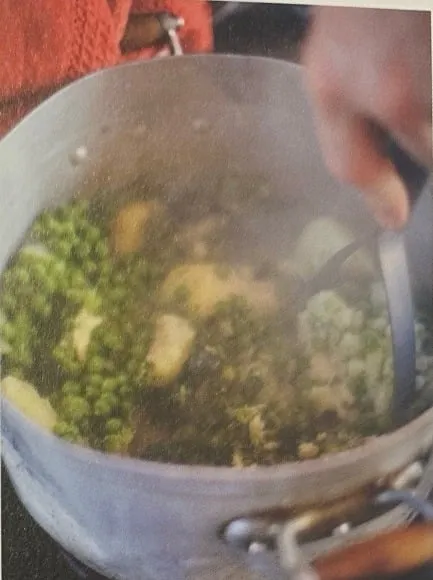Erbsen und Brokkoli im Topf