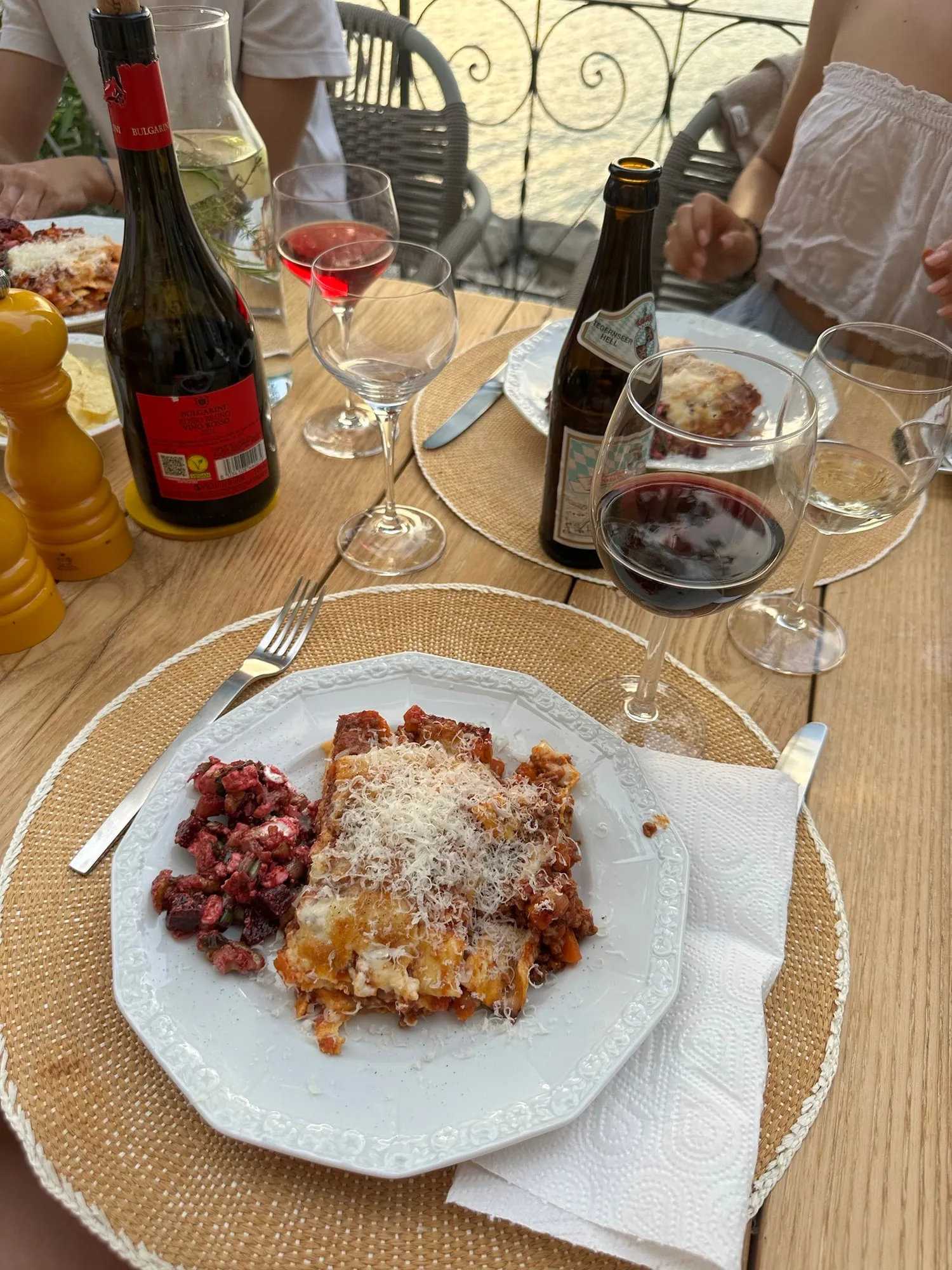 Lasagne mit Parmesan und Rote-Bete-Salat